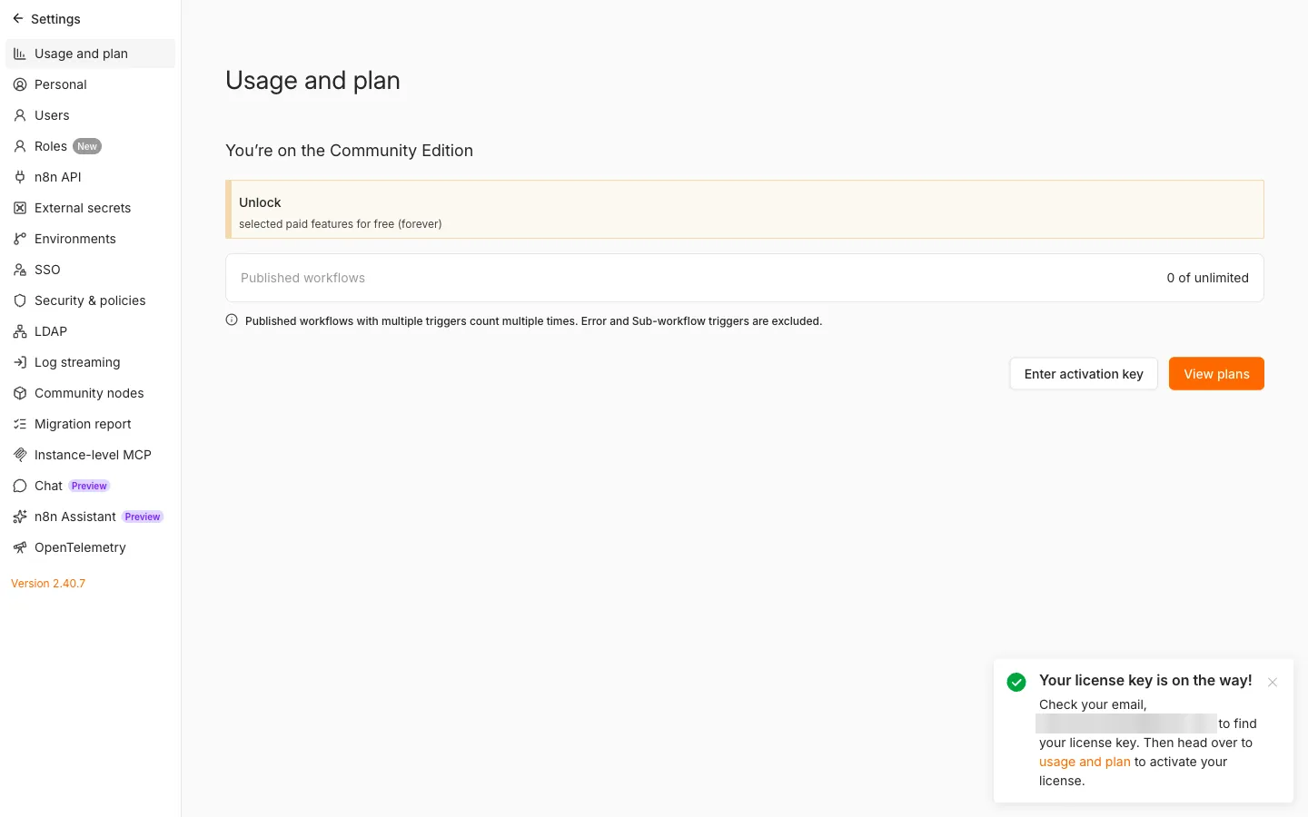 Settings, Usage and plan w n8n - pasek Unlock, przyciski Enter activation key i View plans oraz komunikat Your license key is on the way!