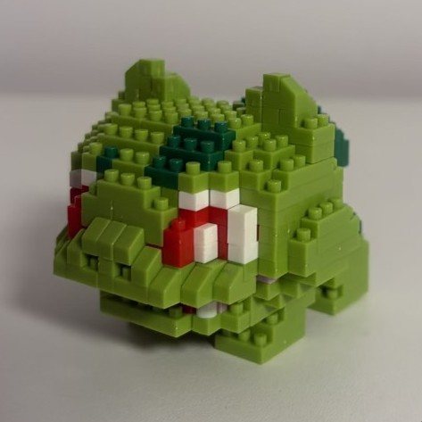 Figurka na podstawce z trawą - Bulbasaur z kolekcji Damiana Ślimaka, egzemplarz numer 3