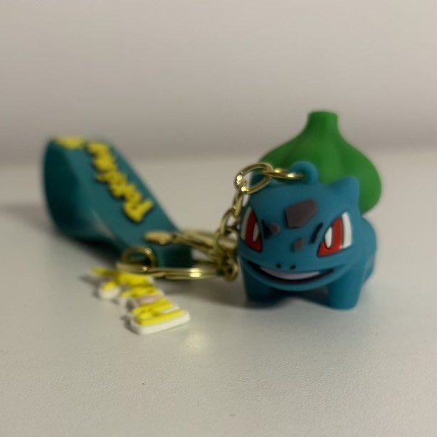 Pluszowy brelok z karabińczykiem - Bulbasaur z kolekcji Damiana Ślimaka, egzemplarz numer 15